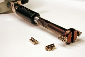Messdrähte finden bei der Bestimmung des Flankendurchmessers von Gewinden und der Lückenweite profilartiger Teile nach dem Dreidraht-Messverfahren Verwendung.